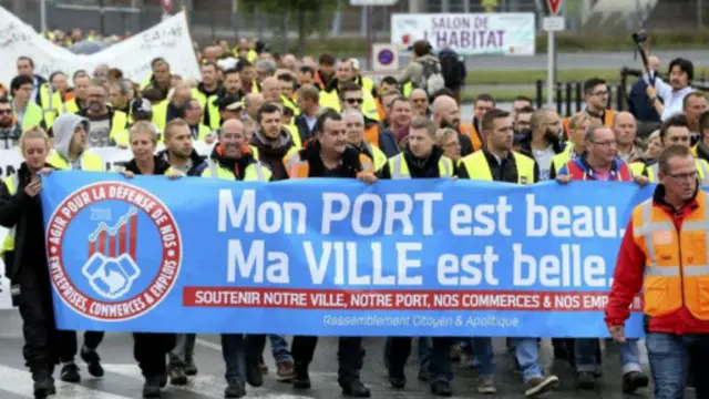 码头工人和当地商户也加入了游行