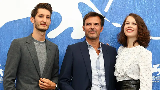 أوزون يتوسط بيير نيني وباولا بير