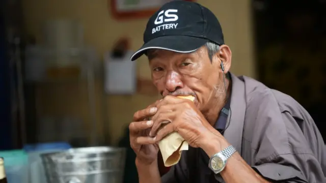 Người Hà Nội không ai là không quen với chiếc bánh mì
