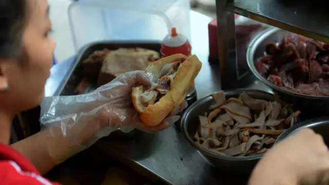 Người Việt Nam ăn bánh mì với đủ thứ bên trong: patê, dăm bông, xúc xích