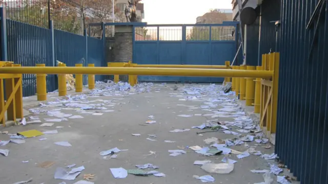 تعرضت السفارة البريطانية في طهران إلى تخريب من قبل محتجين إيرانيين عام 2011