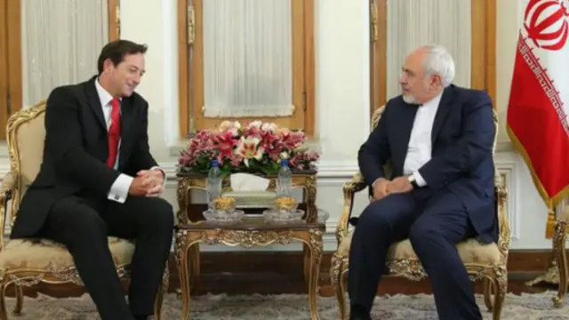 نیکولاس هاپتون، سفیر جدید بریتانیا در تهران، رونوشت استوارنامه خود را به وزیر خارجه ایران داده است