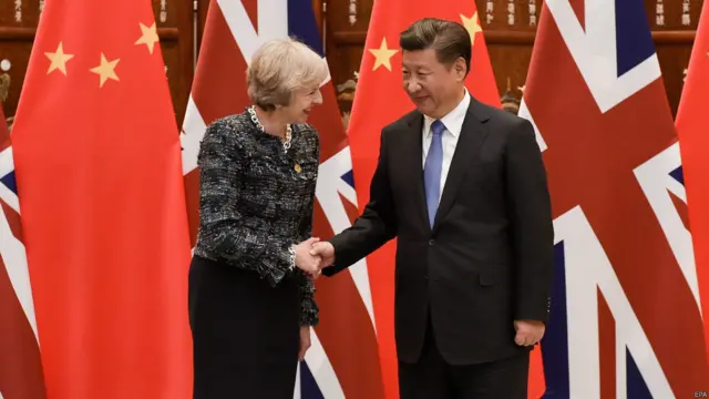英国首相特里莎·梅今年9月去杭州参加G20峰会会晤中国国家主席习近平。在英中经济财经对话前，她重申英中关系“黄金时代”。