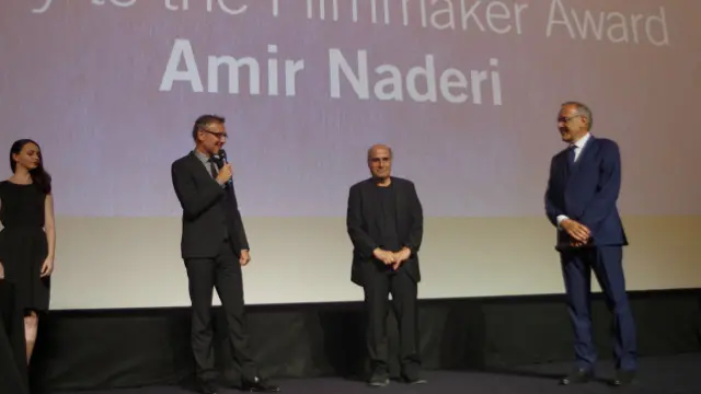 أهدى أمير نادري الجائزة إلى الشباب الإيراني