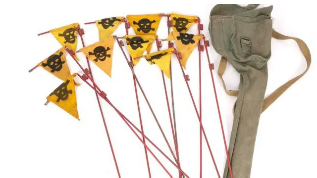 نازی فوجیوں کے خبردار کرنے والے جھنڈے بھی نیلام کیے جائیں گے