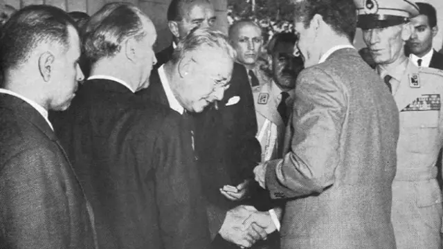 اعضای هئیت رئیسه جهانی کشتی در دیدار با شاه ایران در سال ۱۹۵۹