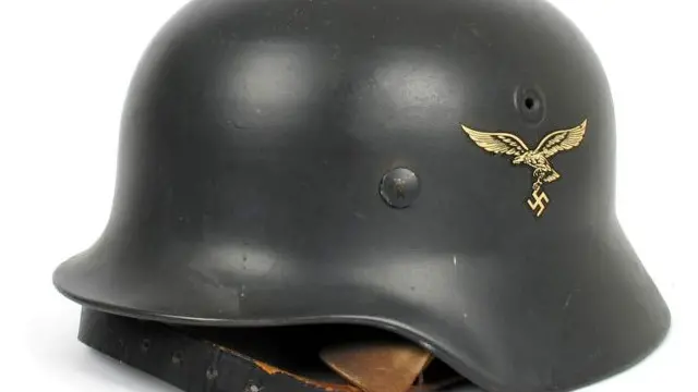 خوذة ألمانية من الحرب العالمية الثانية ضمن معروضات المزاد