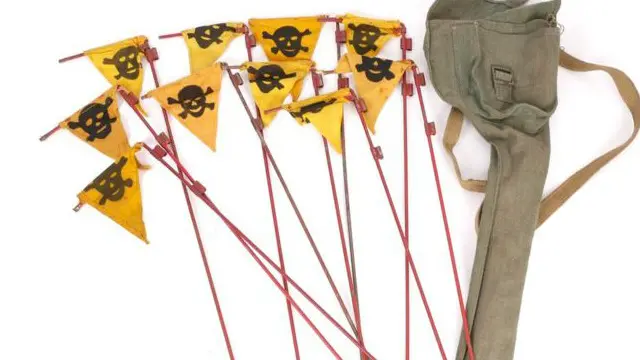 مجموعة أعلام تحذيرية من حقول الألغام معروضة كذلك في المزاد