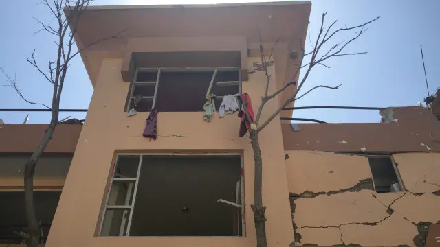 شدت انفجار به حدی بود که ساختمانهای اطراف نیز صدمه رسیده است 