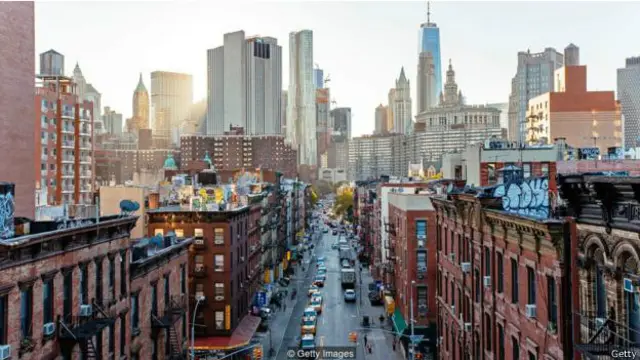 आधुनिक समय में समान विचारधारा के लोगों के बीच रहने से उनके विचार और कट्टर हो जाते हैं. 