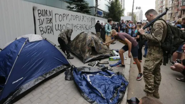 Учасники акції протесту біля Інтера