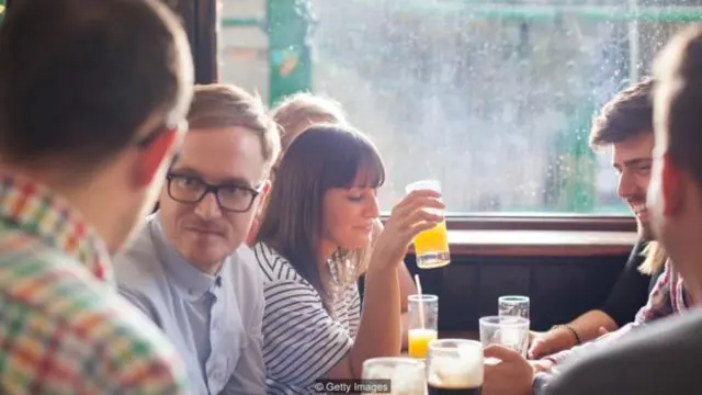 长时间与观点类似的人接触会让人更加极端。(图片来源: Getty Images)