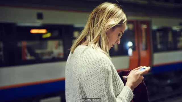 现在每人每周花在社交媒体上的时间平均长达12小时,从而在我们和对立政治观点之间树起了一道屏障。(图片来源: Getty Images)