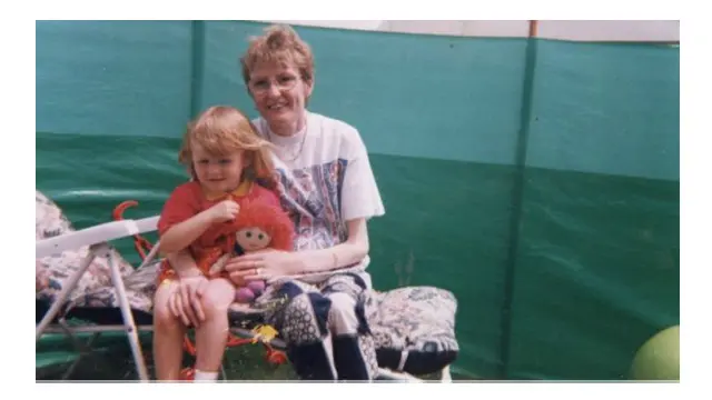 په دې انځور کې ښځه له خپلې لور سره لیدل کېږي چې احتمالا د لیک لیکونکې او د هغې لور ده