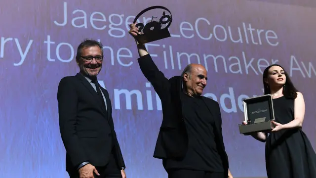 المخرج الإيراني عند تسلمه جائزة التميز الإبداعي في مهرجان فينيسيا