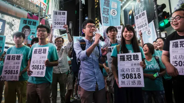 香港众志立法会选举当选人罗冠聪（中）在铜锣湾街头向选民拜票（5/9/2016）