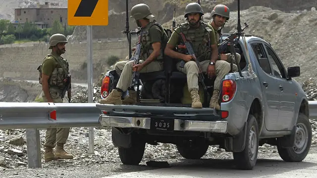 अफ़ग़ानिस्तान सीमा के पास तैनात पाकिस्तानी सेना के जवान.