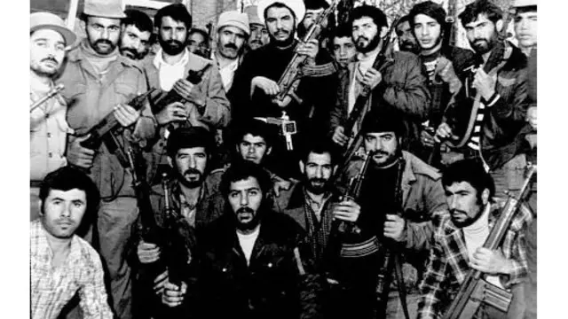 کشتار روستائیان غیر مسلح در روستاهای قارنا و قلاته به دست و به فرمان نیروهای تحت امر غلامرضا حسنی، امام جمعه وقت ارومیه، و پس از آن هم درگیر شدن تُرک‌های ارومیه و به طور کلی تُرک‌های آذربایجان در جنگ با احزاب مسلح کُرد و داشتن مسئولیت در دوایر امنیتی و اجرایی در شهرهای کردنشین از یک‌سو و از سوی دیگر هجوم‌های گاه به گاه نیروهای مسلح احزاب کُرد به شهر ارومیه را باید نقطه شروع تنش‌ها بین تُرک‌ها و کُردهای این منطقه دانست