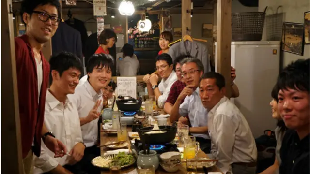 通常而言，同事與老闆之間的關係是跟大家一起喝酒到很晚時建立起來的(圖片來源：Getty Images)