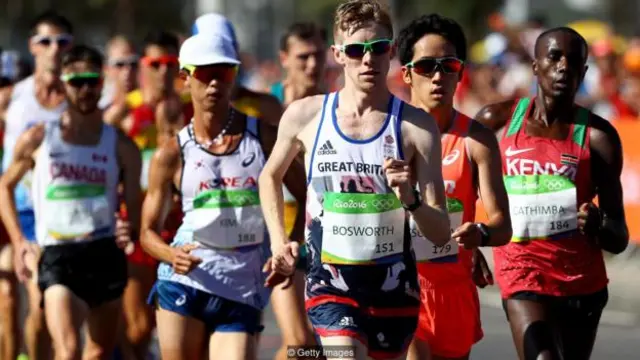 在19世纪,老百姓会聚集到一起,观看运动员们一圈又一圈地竞走,其中最长的一次竞走比赛持续了六天之久。(图片来源:Getty Images)