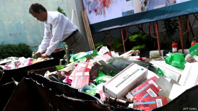 Obat-obat yang diduga ilegal dan kedaluwarsa dari enam toko obat di Pasar Pramuka, Jakarta Timur, disita oleh BPOM dan Polri.