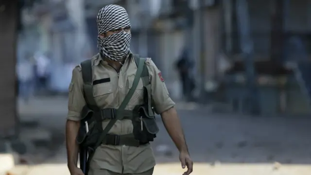 کشمیر میں گذشتہ دو ماہ سے جاری عوامی احتجاج کو حالیہ تاریخ میں بدترین قرار دیا جا رہا ہے اور انڈین سکیورٹی فورسز عوامی احتجاج کو دبانے میں بری طرح ناکام رہی ہے۔