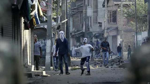 عوامی احتجاج میں ایک ماہ کے دوران 70 سے زیادہ افراد ہلاک ہو چکے ہیں۔