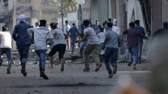 انڈیا کے زیرِ انتظام مختلف علاقوں میں عوامی احتجاج کو دبانے کے سکیورٹی فورسز نے چھرّوں والے کارتوس استعمال کیے جن سے سینکڑوں نوجوان جزوی یا مکمل طور پر اپنی بینائی کھو بیٹھے ہیں۔