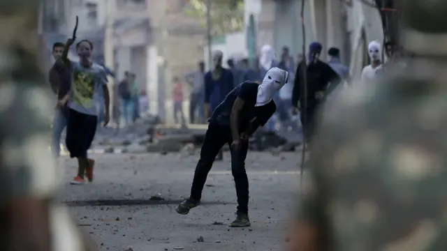 طاقت کے بےدریغ استعمال کے باوجود عوام احتجاج کا سلسلہ جاری ہے اور بدھ کو بھی کئی علاقوں نے کرفیو کی خلاف ورزی کرتے ہوئے سڑکوں اور گلیوں پر نکل کر احتجاج کیا۔