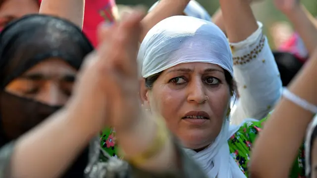 ان مظاہروں میں خواتین بھی شامل ہیں۔ کشمیر میں انڈین حکام نے سوشل میڈیا اور انٹرنیٹ پر پابندی عائد کر رکھی ہے۔