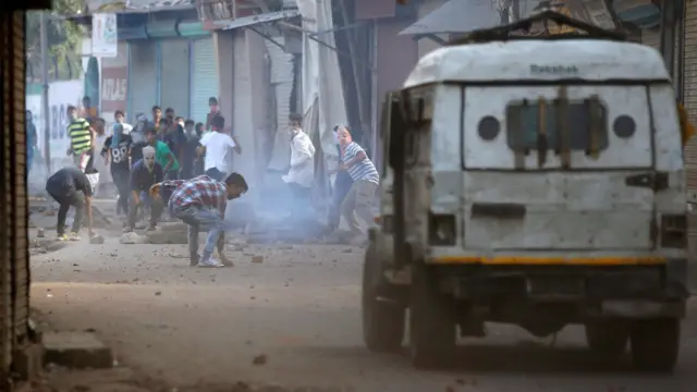 کرفیو اور طاقت کے بے دریغ استعمال کے باوجود بھی کشمیروں کا احتجاج رکنے میں نہیں آ رہا۔ اس سلسلے میں دہلی سے منتخب نمائندوں کے ایک وفد نے بھی سری نگر کا دورہ کیا تھا۔