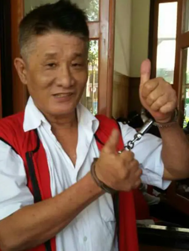 Pemerhati dan pegiat hak binatang, Singky Soewardji, telah ditahan lebih dari tiga pekan.