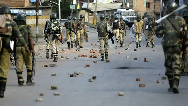 बुधवार को श्रीनगर में गश्त लगाते सुरक्षा बल के जवान.