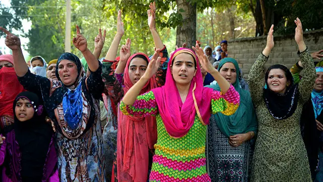 श्रीनगर में बुधवार को सरकार विरोधी प्रदर्शन करती महिलाएं.