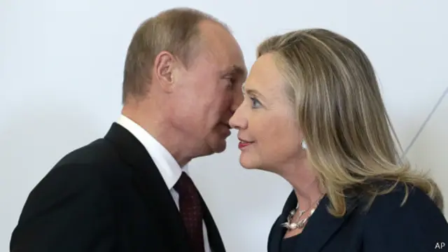 ټرمپ دا هم ویلي، چې هېلري کلېنټن هم د ویلادیمیر پوتین په پرتله کمزورې مشره ده.