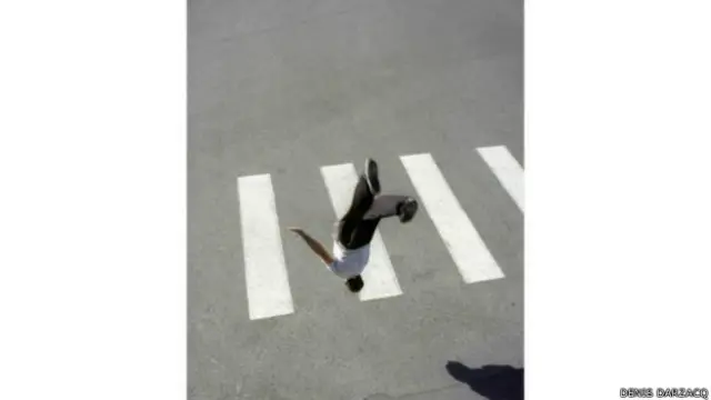 په دغه ننداره کې د تصوير اخيستلو پخوانۍ لارې ته له نوې زاويې کتل شوي دي.