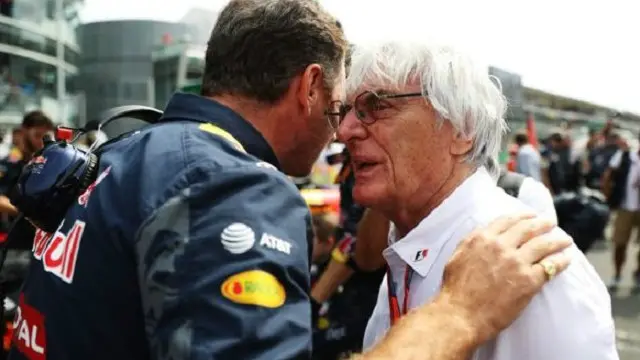 برني إيكلستون (إلى اليمين) يتحدث لرئيس فريق ريد بول