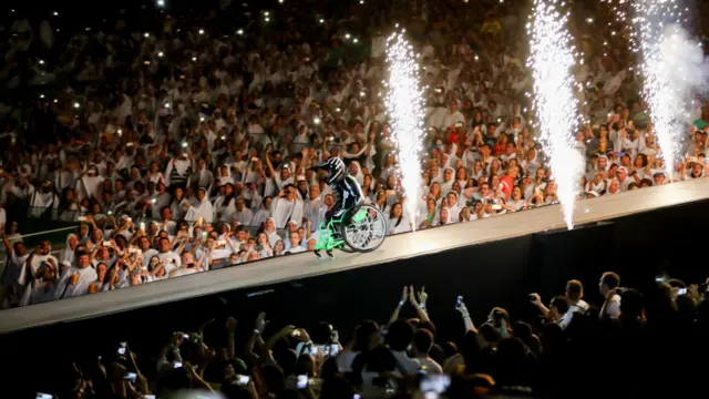 Американський паралімпієць Аарон Фотерінгхам в кріслі зістрибнув із рампи та зробив неймовірне сальто. 