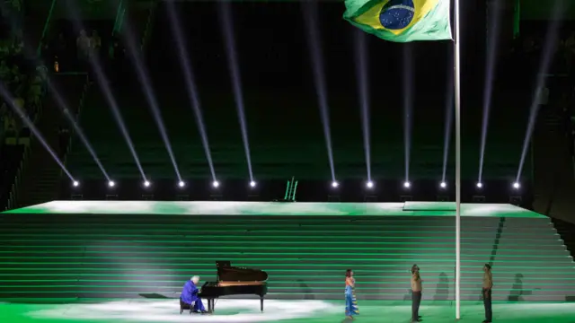 Перед урочистою ходою паралімпійців на сцені гімн Бразилії виконав Карлос Мартін, в якого вади правої руки. 