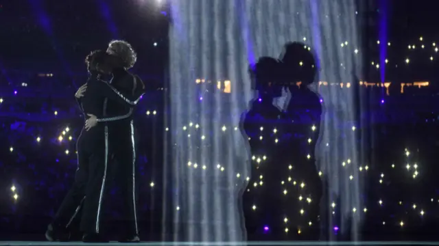 Також двоє танцівників із вадами зору виконали танець. 