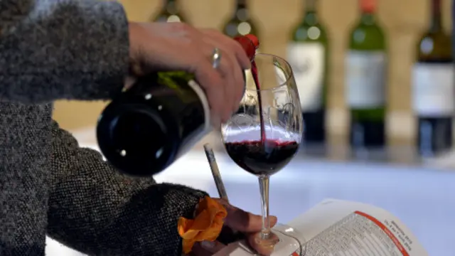 男性每天喝3杯红酒会缩短4个月寿命，然而女性喝同样数量的红酒则会缩短16个月寿命之多。酒精会给男女两性带来不同的健康风险，尤其会让女性更容易患上乳腺癌。 (图片来源: Getty Images)