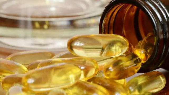 政府建议把服用维生素D补充剂的人群，从缺乏维生素D的高危群体，如老人、孕妇等，扩大到全民。每一个英国人 都应该考虑服用维生素D。