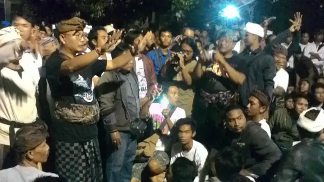 Para pegiat antireklamasi Teluk Benoa berkumpul di halaman Polda Bali, menunggui pemeriksaan terhadap Wijaya.