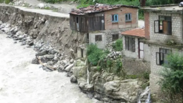 岌岌可危的房子