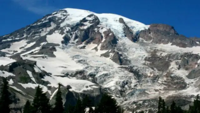 瑞尼尔山傲然屹立于喀斯喀特山脉（Cascade Range）的群山之中（图片来源：Annika Hipple)