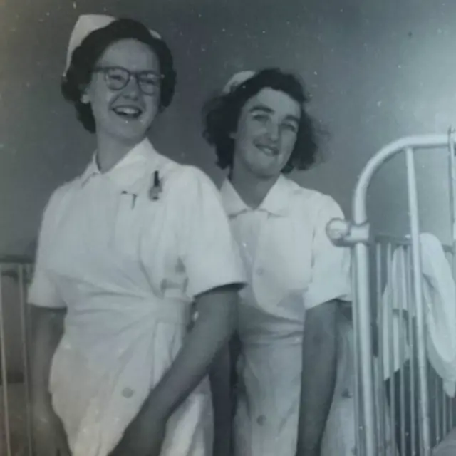 伯曼非常怀念早期的护士制服，她觉得过去的护士制服比现在的漂亮多了。