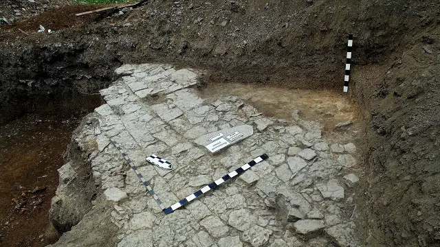 У Кам'янці розкопали "найдавнішу бруківку" в Україні