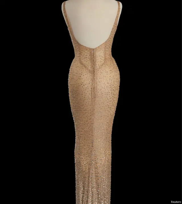 يحمل الفستان 2500 قطعة من الكريستال خيطت يدويا