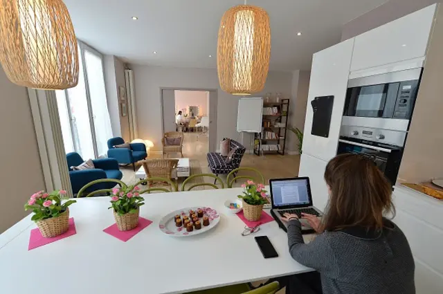 你总是忍不住在周末时打开笔记本工作？你或许需要改变思维(图片来源：Getty Images)