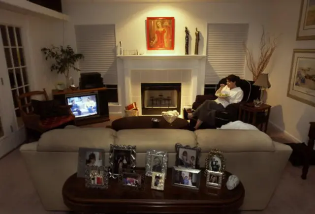 如果你比较容易愤怒和沮丧，即便是看电视这种无需动脑的活动也无法在周末将你的思维从工作中抽离出来(图片来源：Getty Images)